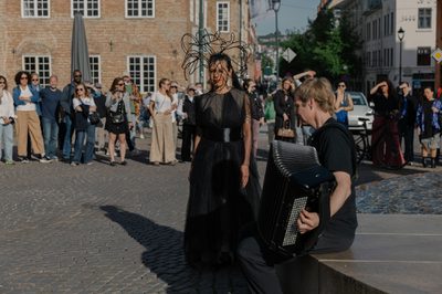 Performance: Lilibeth Cuenca Rasmussen Chimera Power and the Seven Women in Heaven (2026). Foto: Kristine Jakobsen