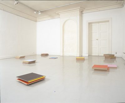 2001 Hennie Anne Isdahl Summa summarum sammensurium Akryl på mdf hver plate 40 X40 Cm