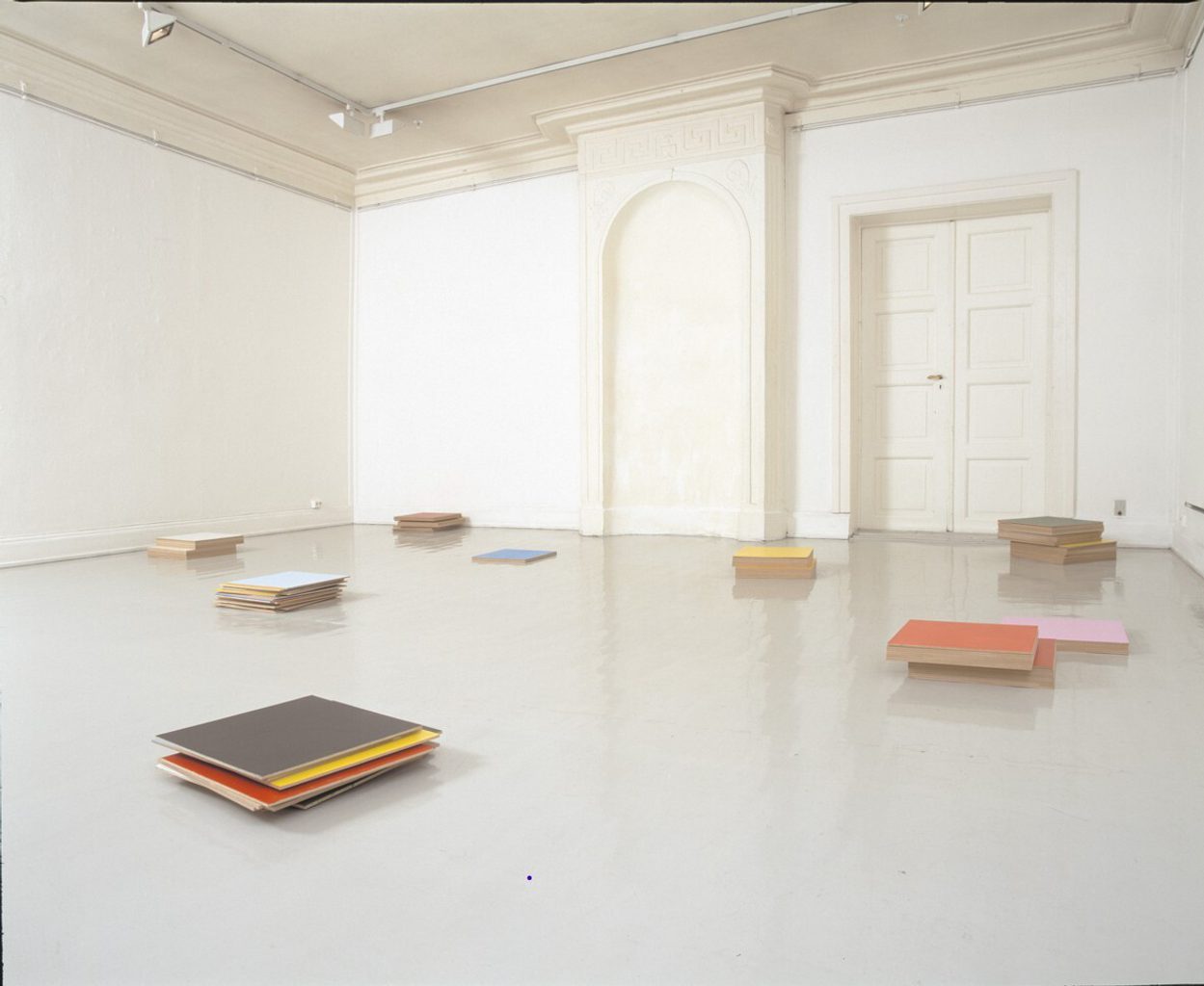 2001 Hennie Anne Isdahl Summa summarum sammensurium Akryl på mdf hver plate 40 X40 Cm