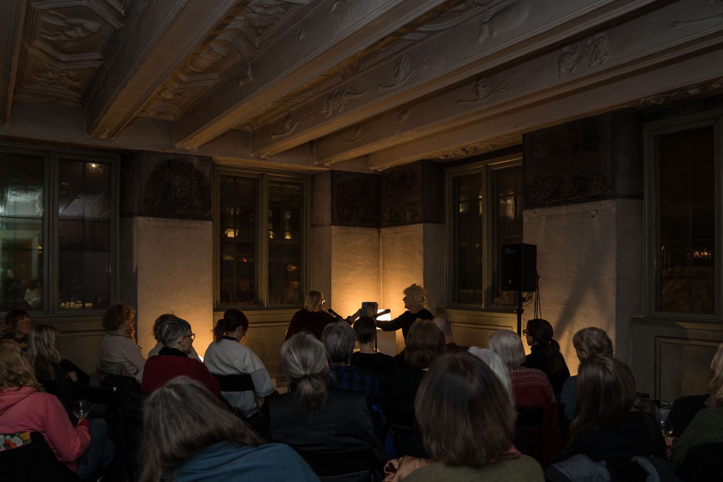 Kunst og litteratur: Lotte Konow Lund i samtale med Bente Sætrang. Foto: Jacky Jaan Yuan Kuo