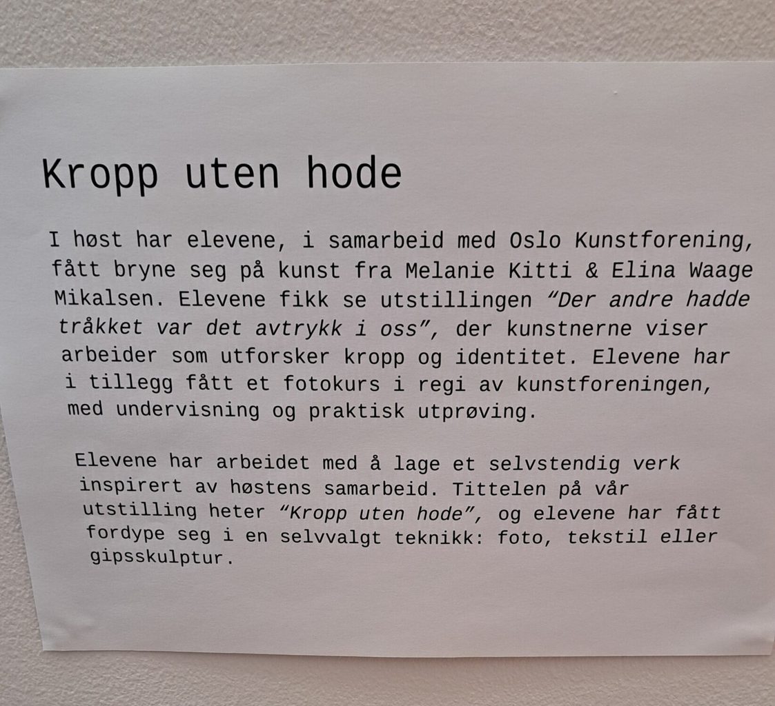 Elevarbeider fra 8. klassetrinnet vist i Humanistskolens lokaler høsten 2024