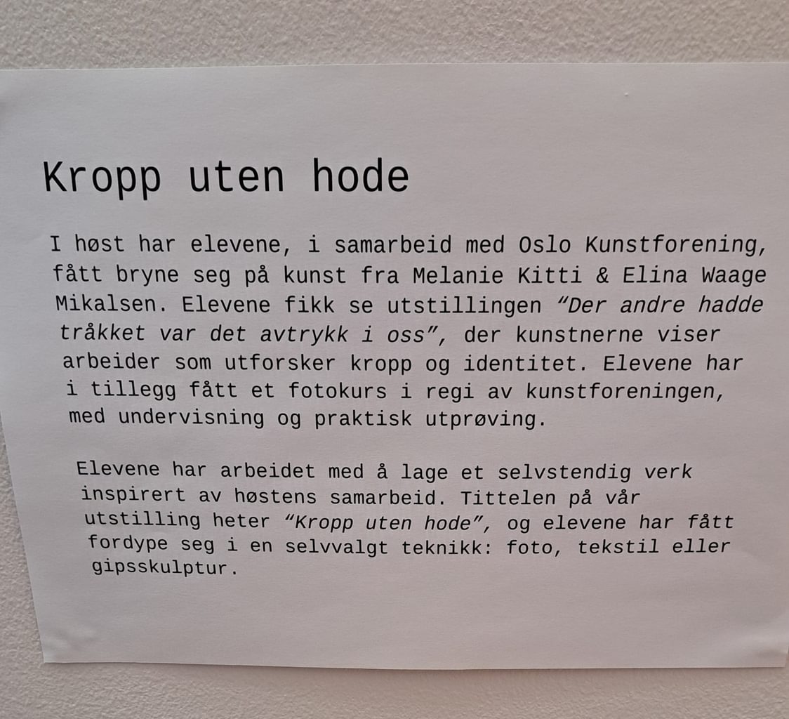 Elevarbeider fra 8. klassetrinnet vist i Humanistskolens lokaler høsten 2024