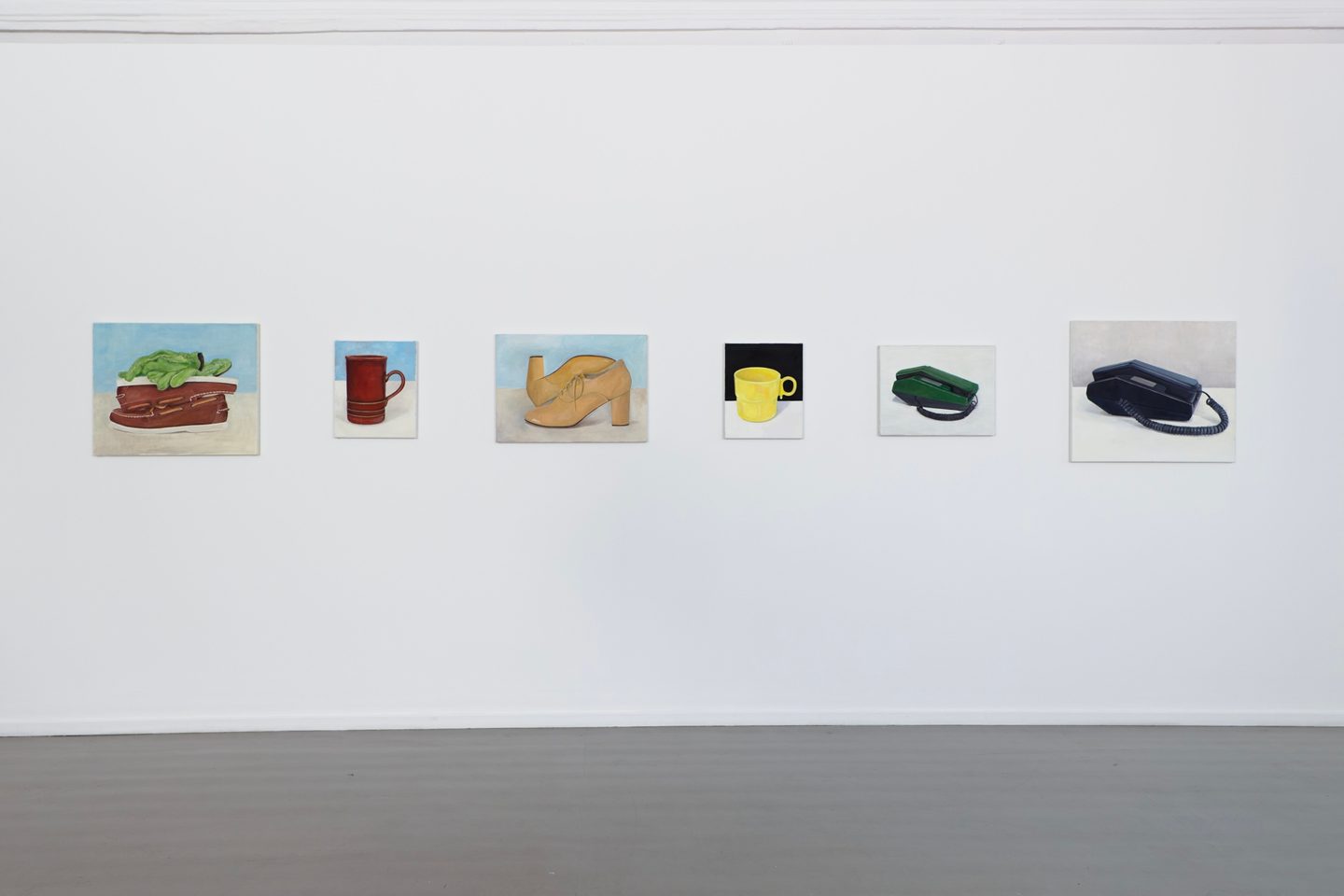 Thorbjørn Sørensen, Grønne hansker på brune sko, Kaffekopp, Sko, Gul kopp, Tastafon I, Tastafon II, 2025 og 2026. Foto: Henrik Follesø Egeland