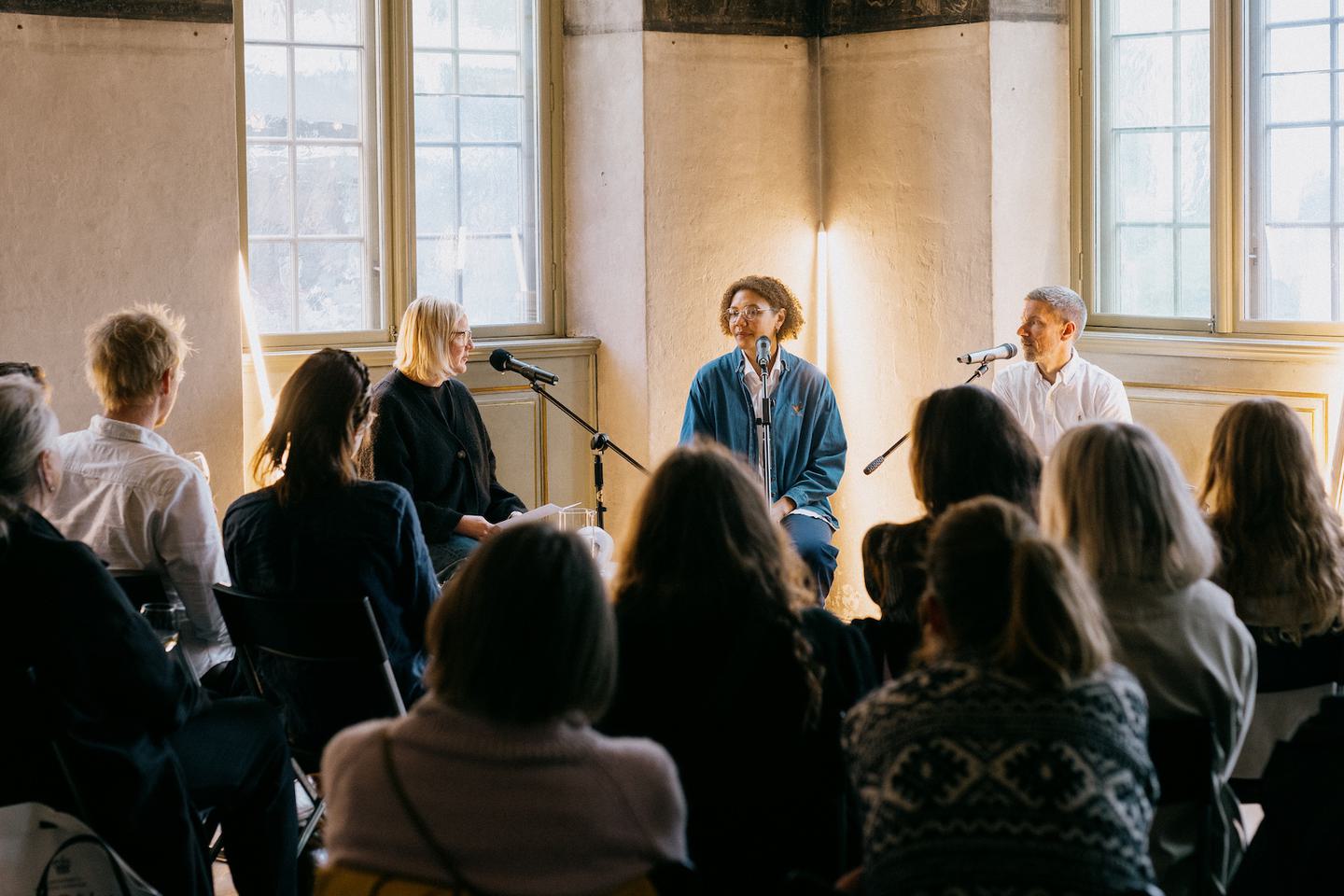 Kunst og litteratur med Lotte Konow Lund, Fatou Åsbakk og Jørn Ljunggren. Foto: Julie Hrnčířová