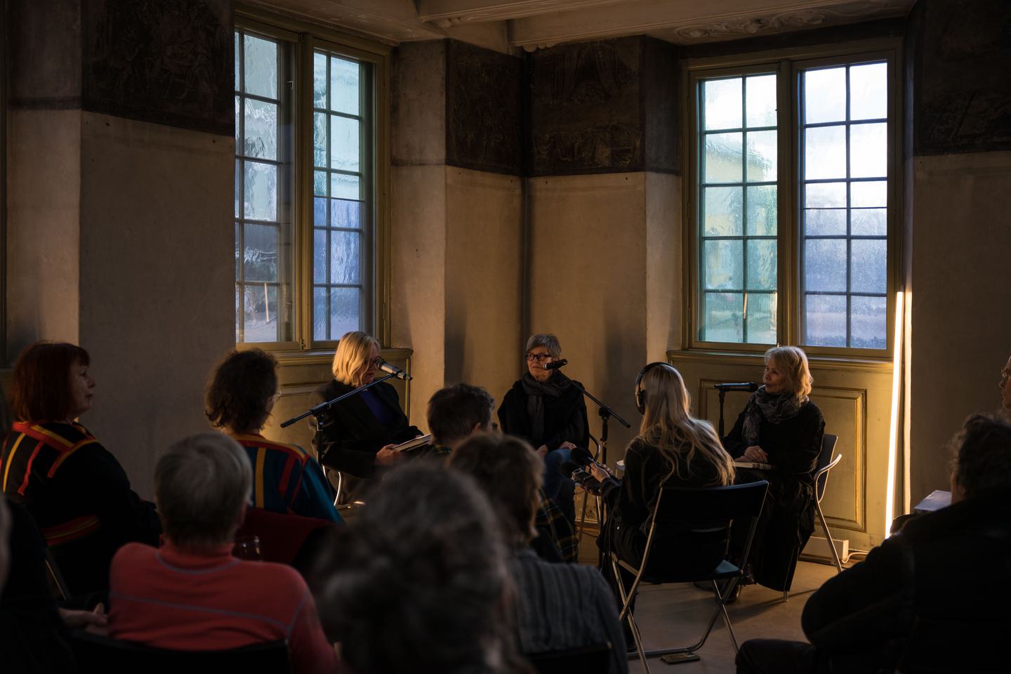 Kunst og litteratur: Lotte Konow Lund i samtale med Synnøve Persen og Ika Kaminka. Foto: Jacky Jaan Yuan Kuo